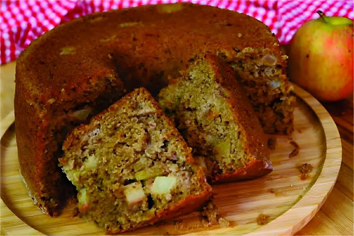 Bolo de maçã sem farinha de trigo e cheio de fibras para um lanche delicioso e saudável