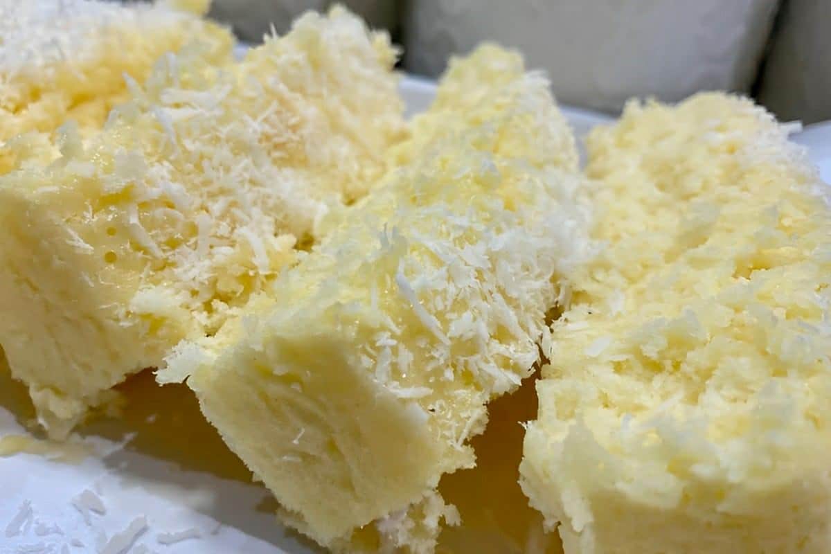 Bolo de maisena sem farinha de trigo que derrete na boca perfeito para servir com chá ou café