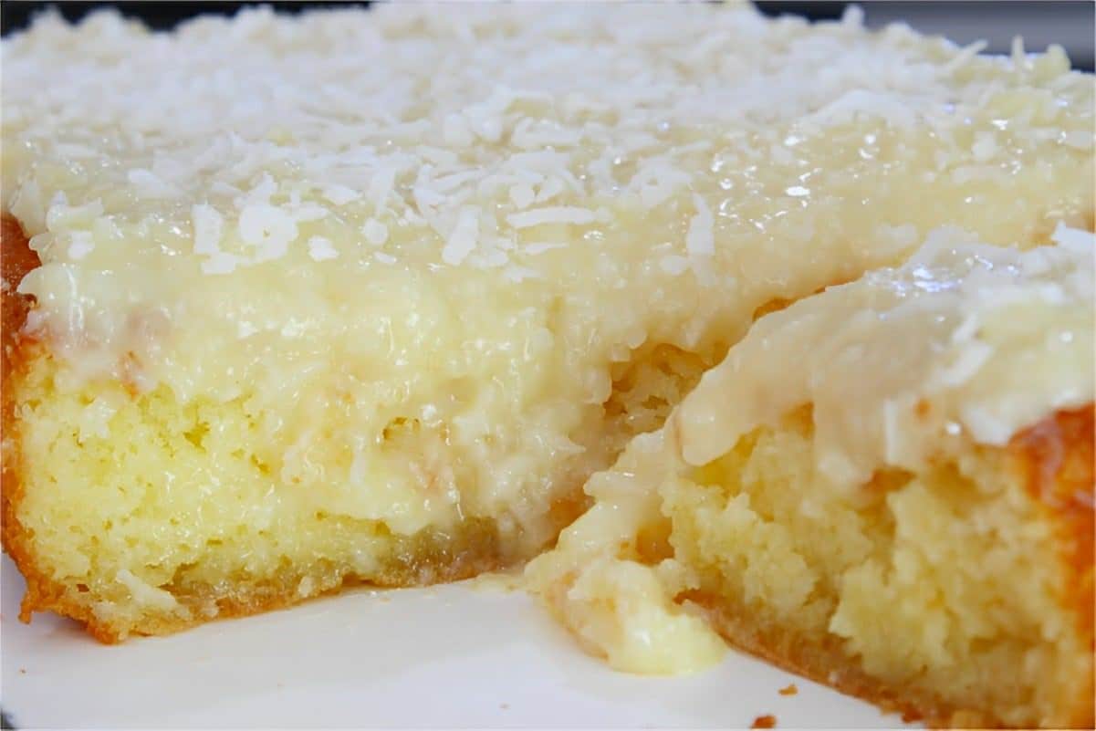 Bolo de mandioca sem trigo com cobertura de leite condensado simplesmente maravilhoso