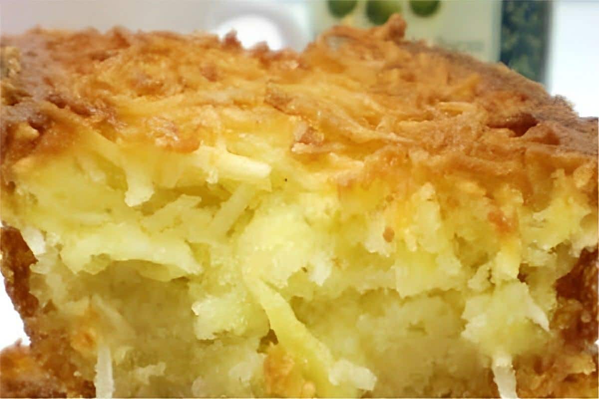 Bolo de mandioca ralada bem pedaçudo e saboroso ideal para servir com chá ou café