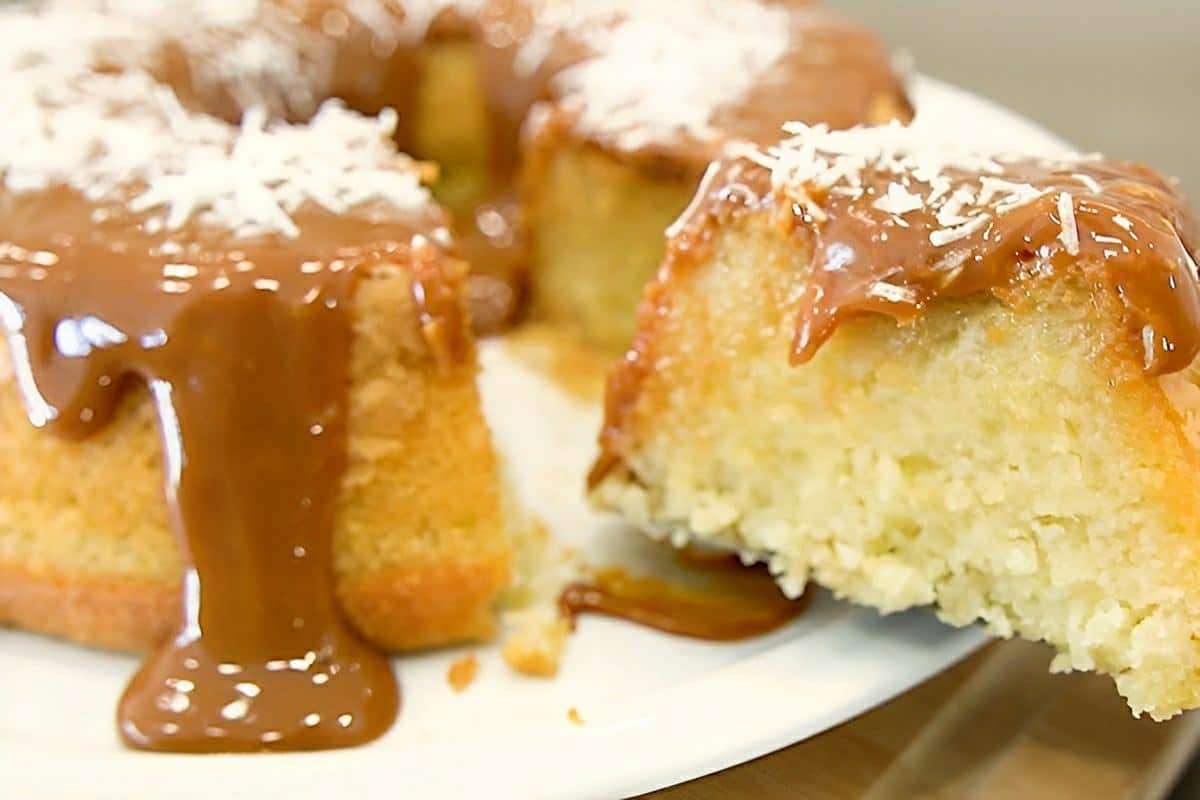 Bolo de tapioca molhadinho com cobertura de doce de leite perfeito para o fim de semana