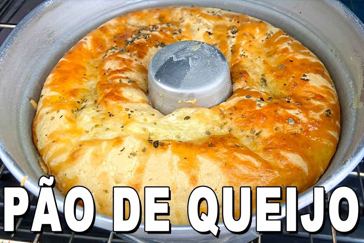 Bolo pão de queijo de liquidificador fofinho e delicioso para o lanche de toda a família