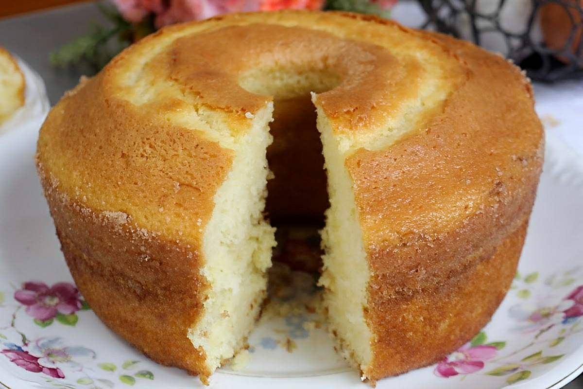 Bolo sem leite nem manteiga feito no liquidificador muito simples e delicioso