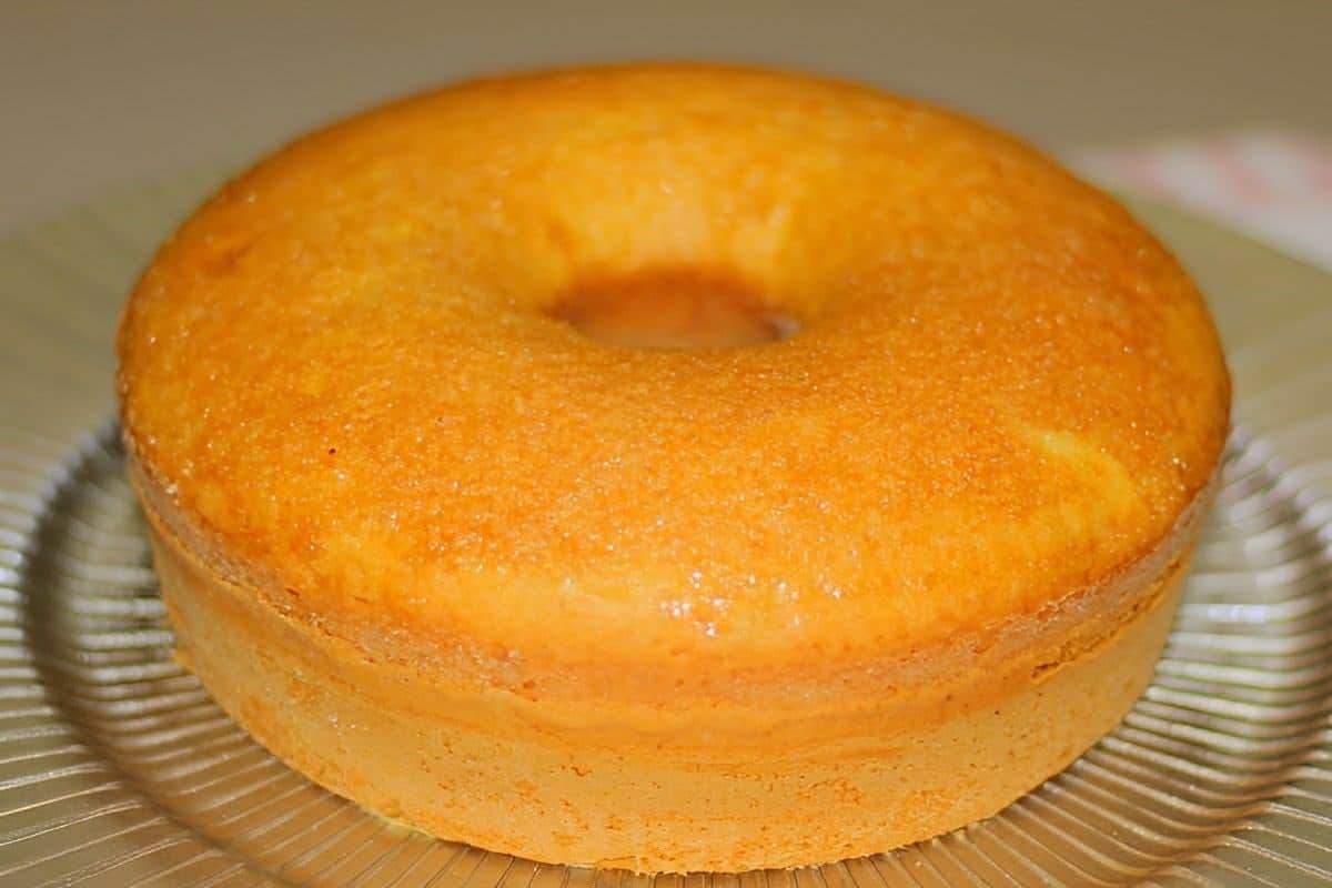 Bolo simples sem ovos e sem leite muito fofinho delicioso e fácil de preparar