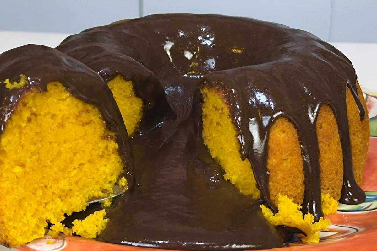 Bolo vulcão de cenoura: cada fatia é uma explosão de chocolate