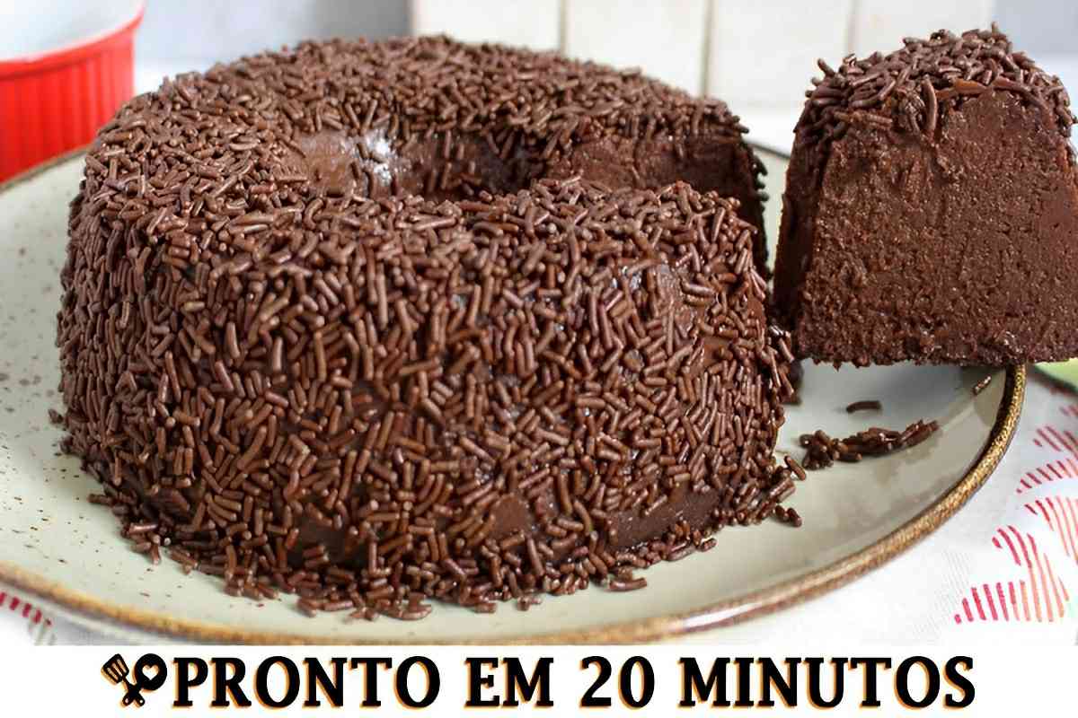 Brigadeirão tradicional pronto em 20 minutos tão cremoso que derrete na boca