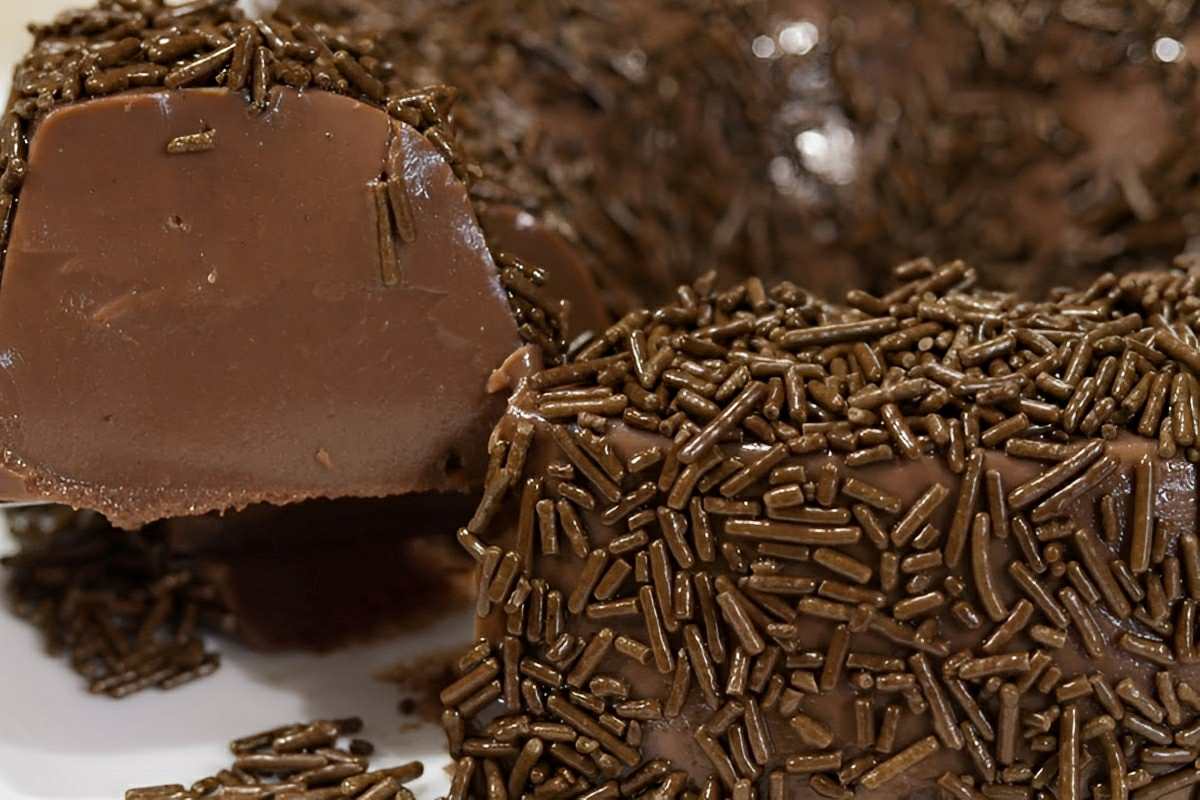 Brigadeirão de liquidificador simples e delicioso é só bater os ingredientes e levar pra gelar