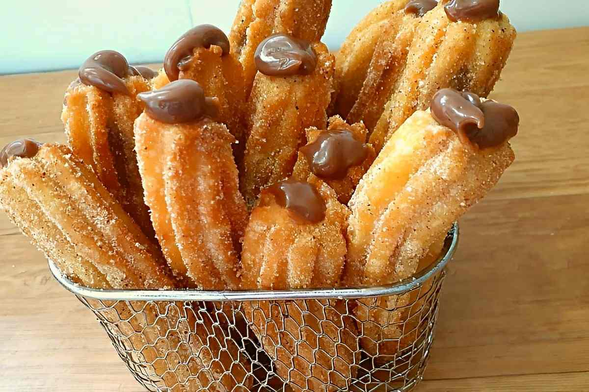 Churros caseiro crocante e sequinho feito com ingredientes que você tem em casa
