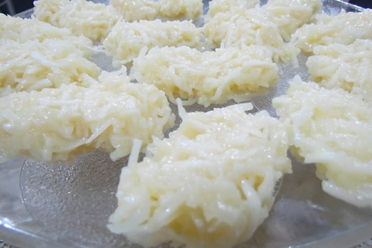 Cocada cremosa de leite condensado deliciosa e feita com apenas 3 ingredientes