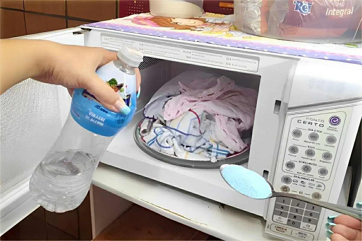 Coloquei os panos de prato no microondas com essa misturinha caseira e eles saíram branquinhos como novos