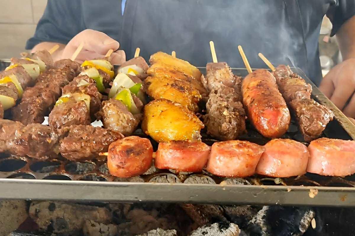 Como amaciar carne para espetinhos usando 2 ingredientes que você tem em casa