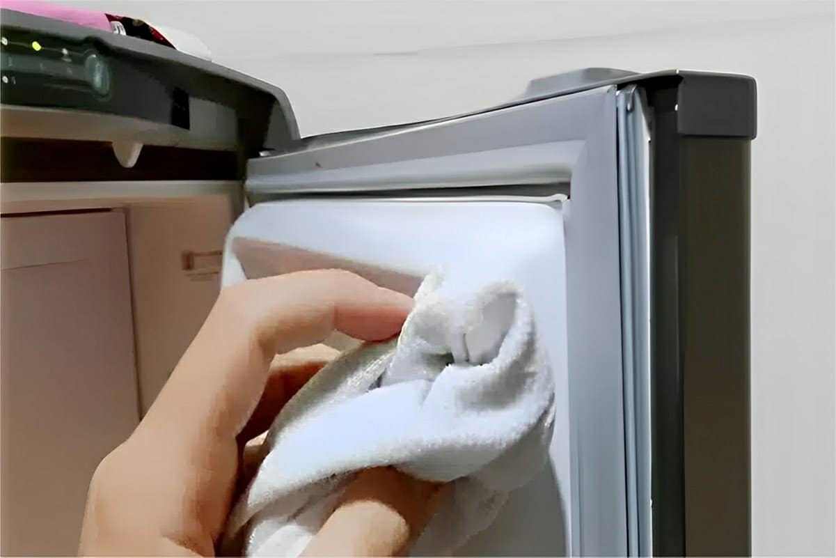 Aprendi como limpar borracha de geladeira usando 1 produto simples que tenho em casa