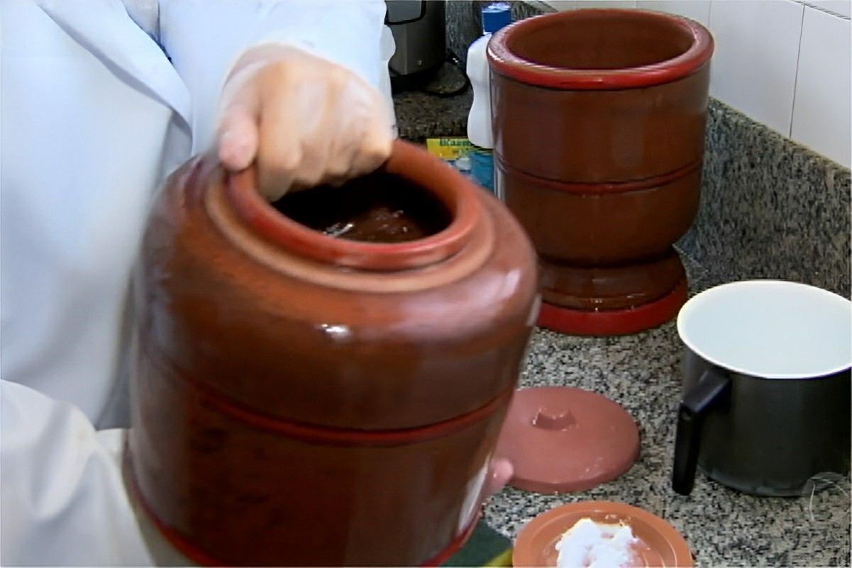 Como limpar filtro de barro e manter a água da sua casa sempre limpa e livre de impurezas