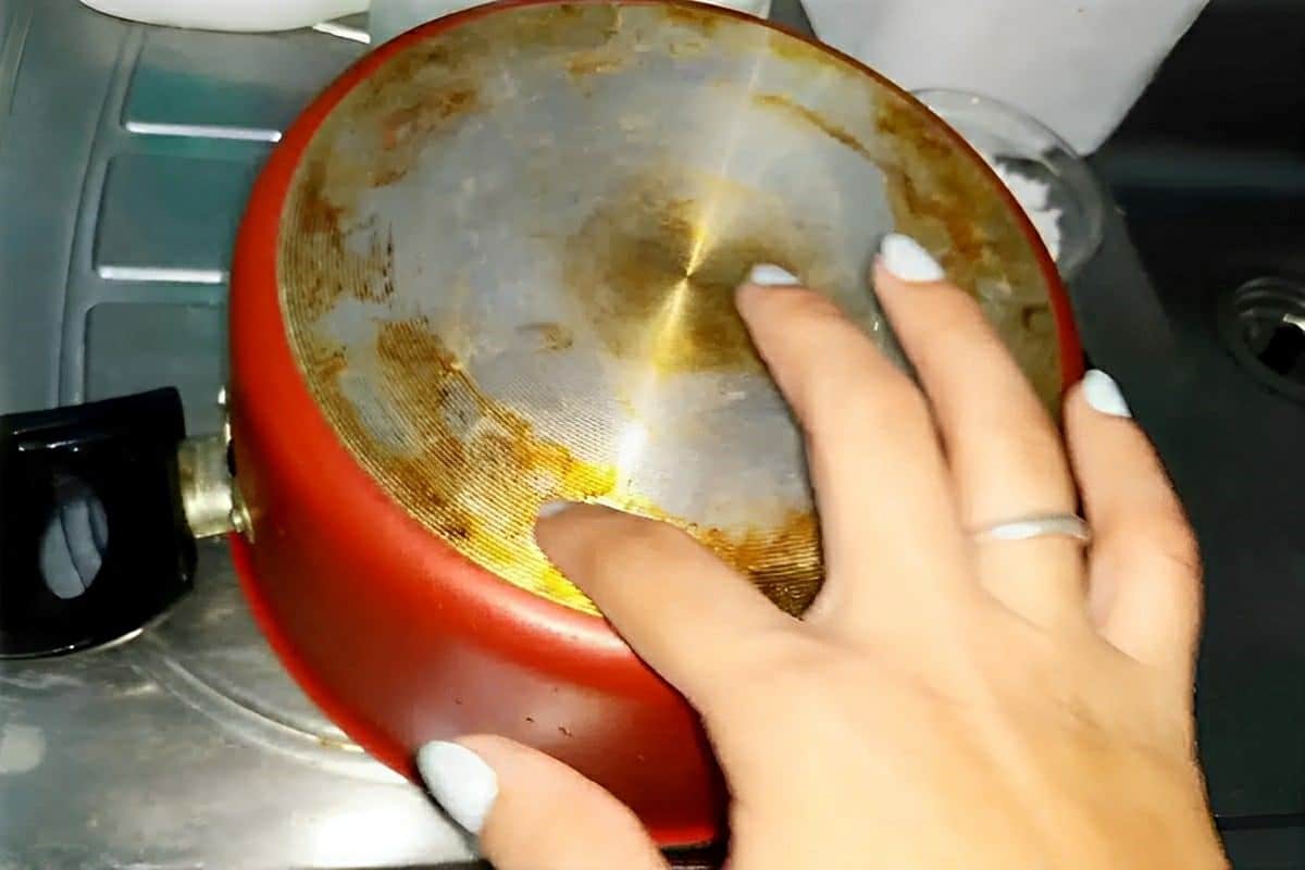 Aprendi como tirar gordura de panela com apenas 2 ingredientes e sem usar palha de aço