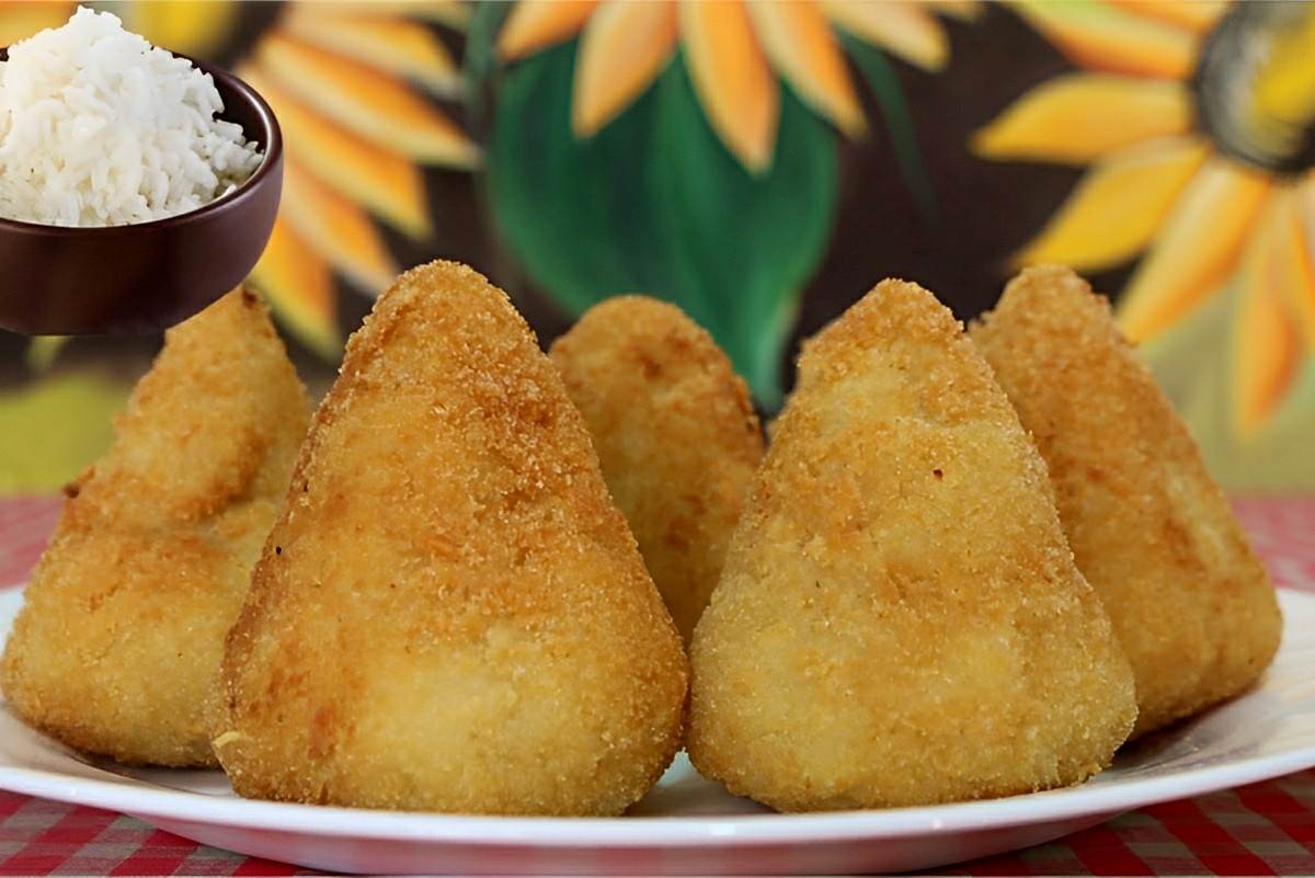 Se você tem arroz que sobrou de ontem já pode fazer coxinha de arroz cozido agora mesmo