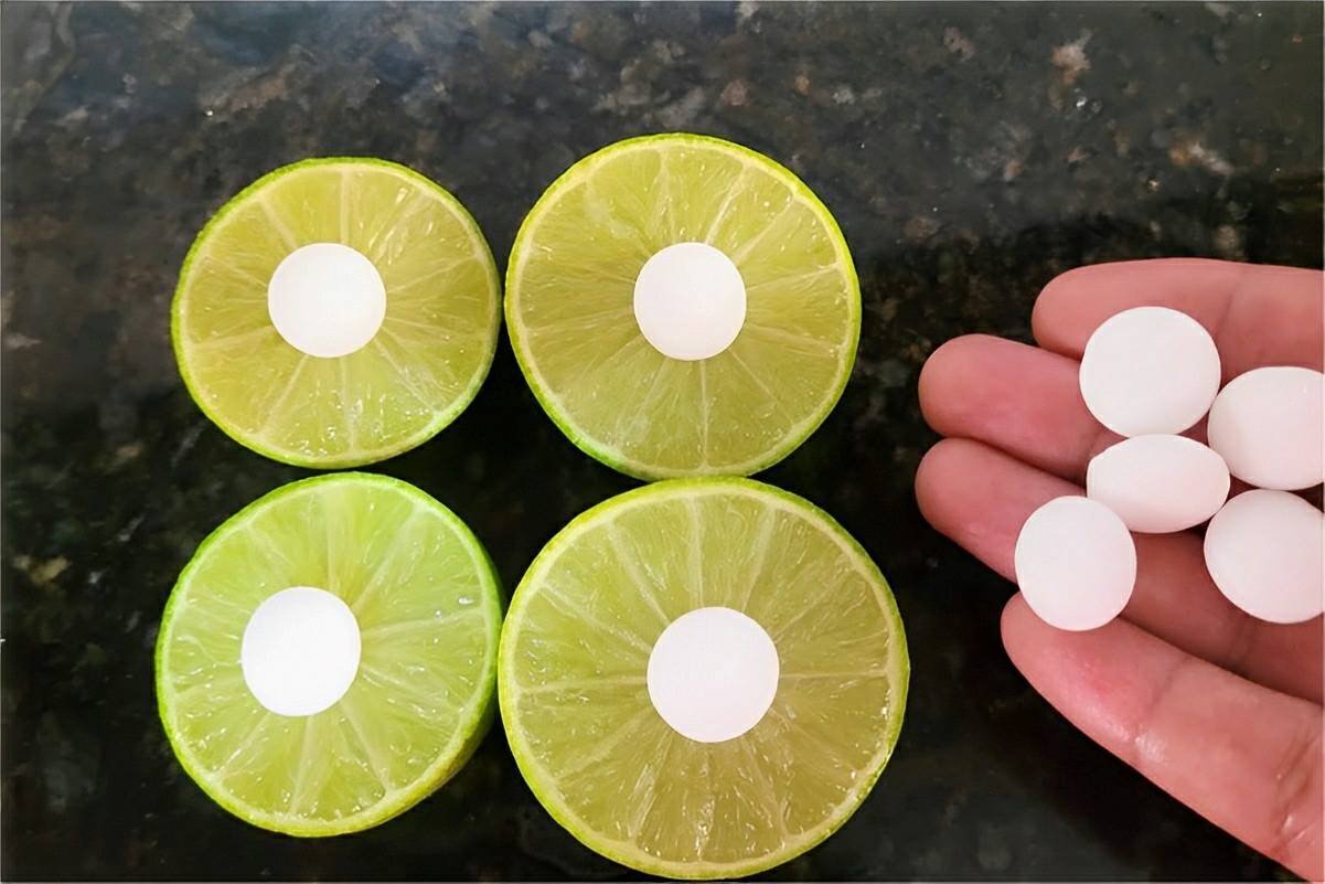 Coloquei essas bolinhas no limão e fiz um poderoso desinfetante caseiro