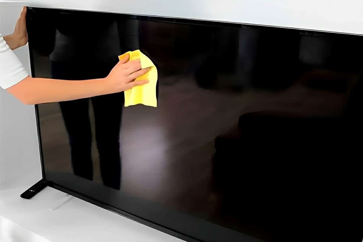 Dica para limpar telas de TV e deixá-las livres de manchas e poeira