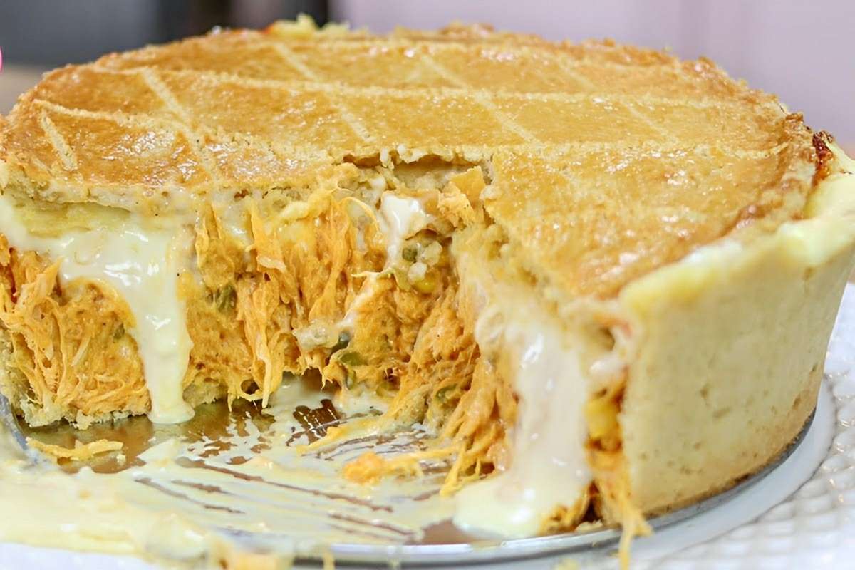 Empadão de frango cremoso com requeijão feito com uma massa deliciosa e que derrete na boca