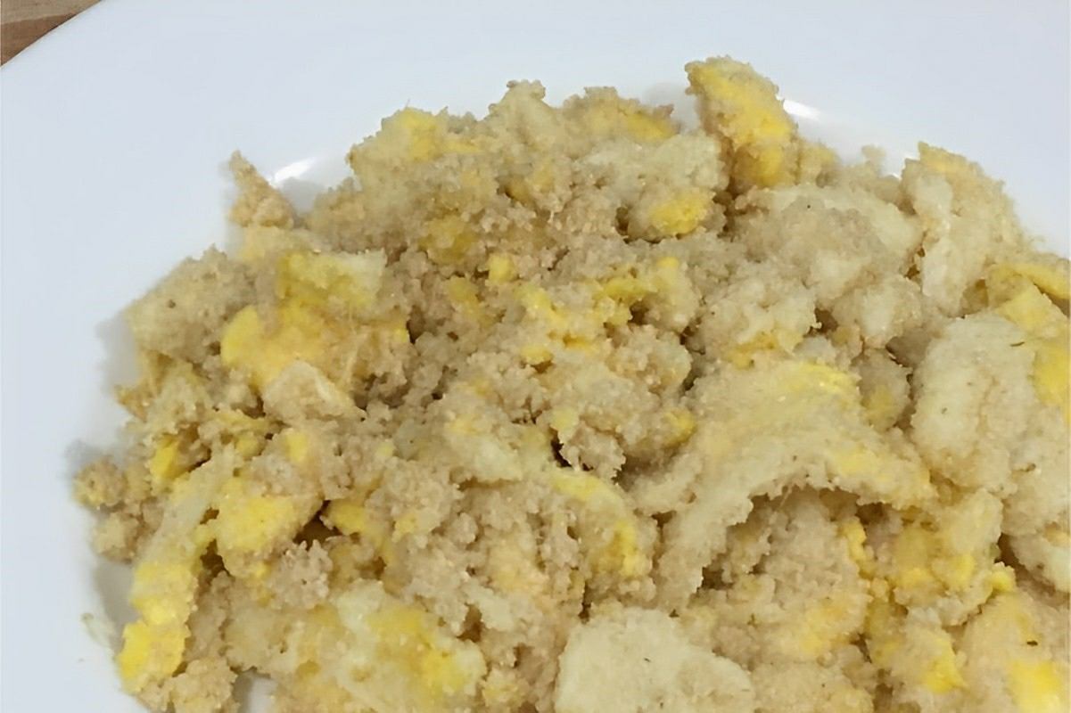 Farofa de ovo simples e nutritiva para a refeição de toda a família