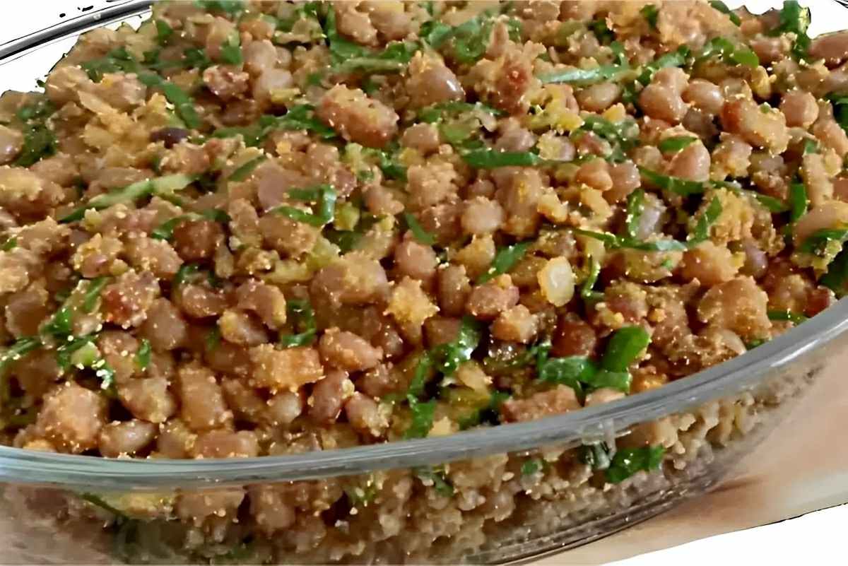 Feijão tropeiro simples fácil de fazer e delicioso para o seu almoço ou jantar