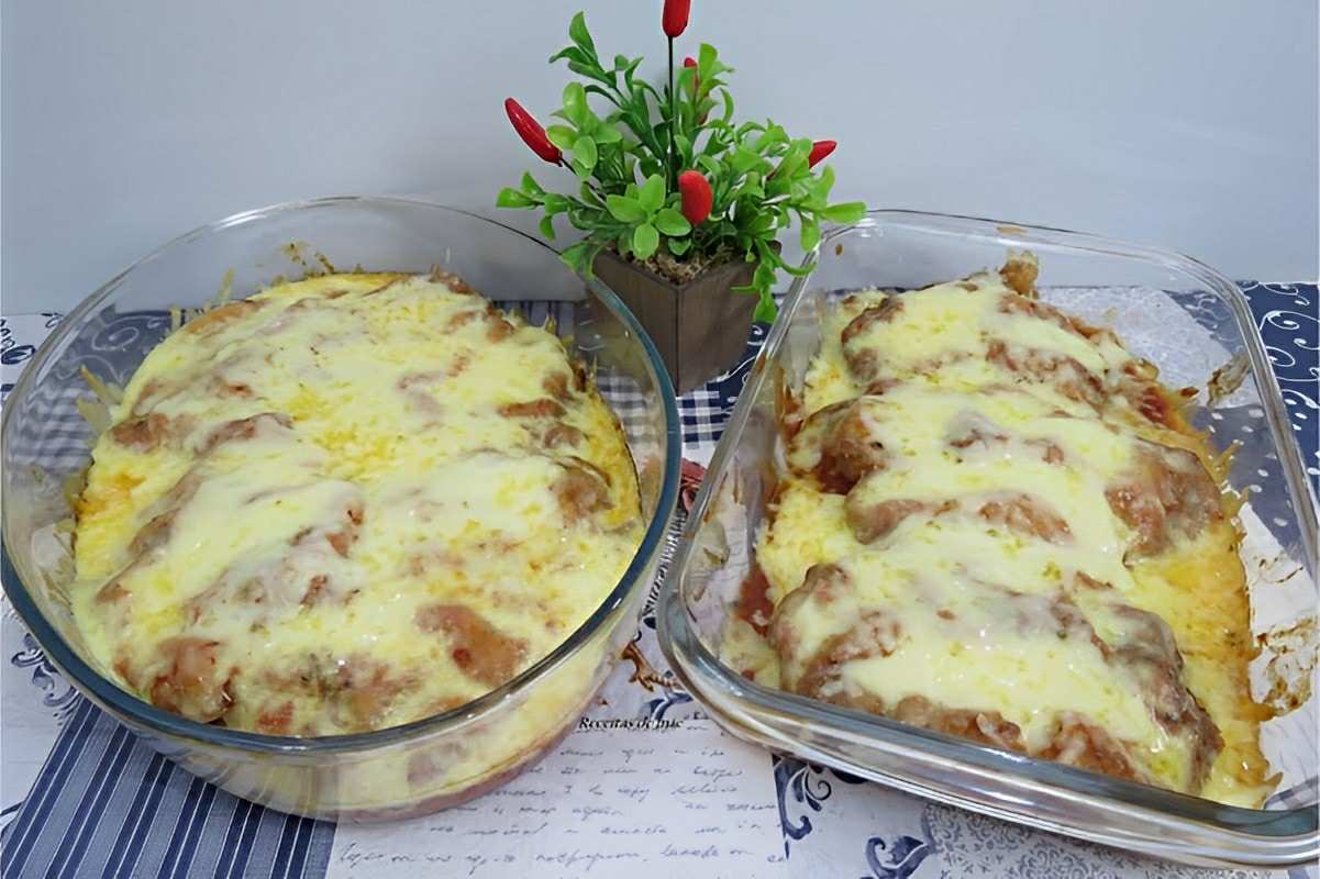 Frango à parmegiana delicioso e perfeito para o almoço em família