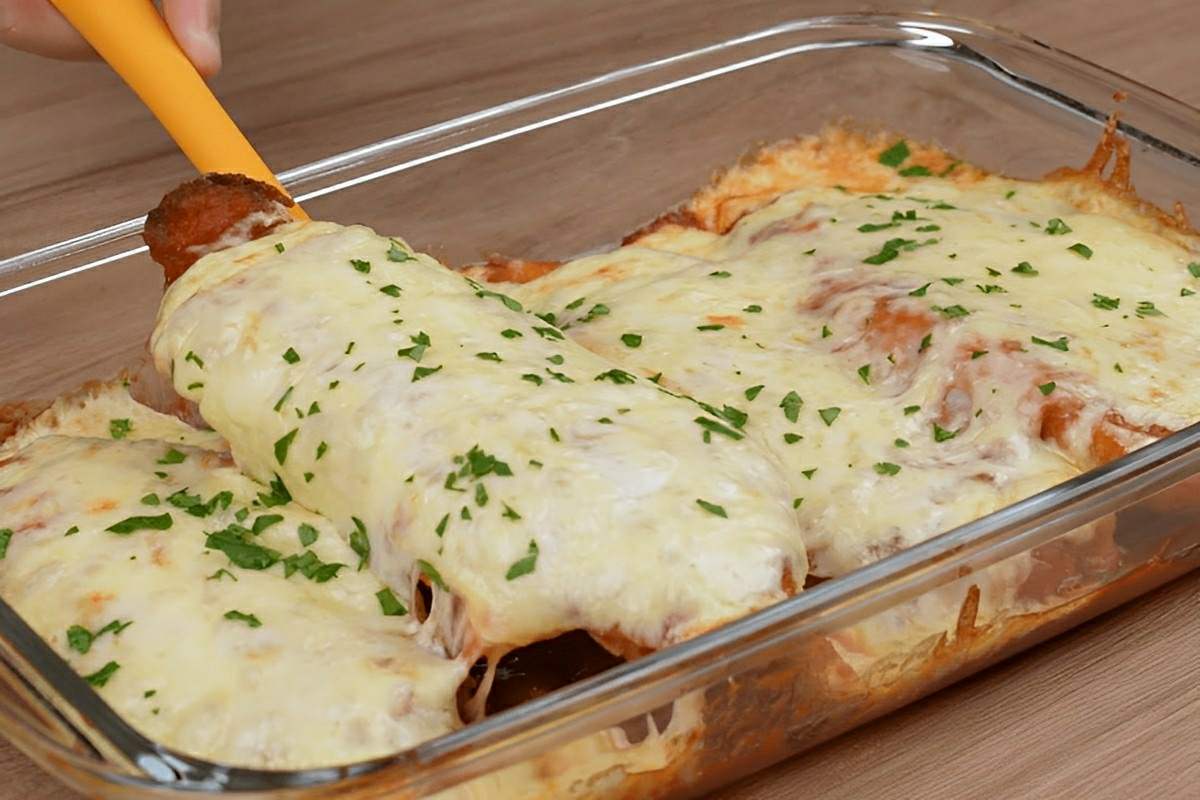 Frango à parmegiana com queijo e presunto delicioso e perfeito para o almoço em família