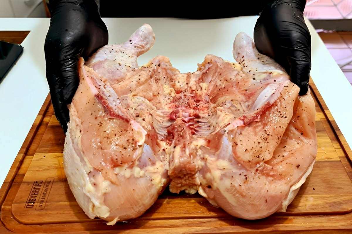 Frango assado douradinho e saboroso preparado de um jeito que eu nunca viu igual