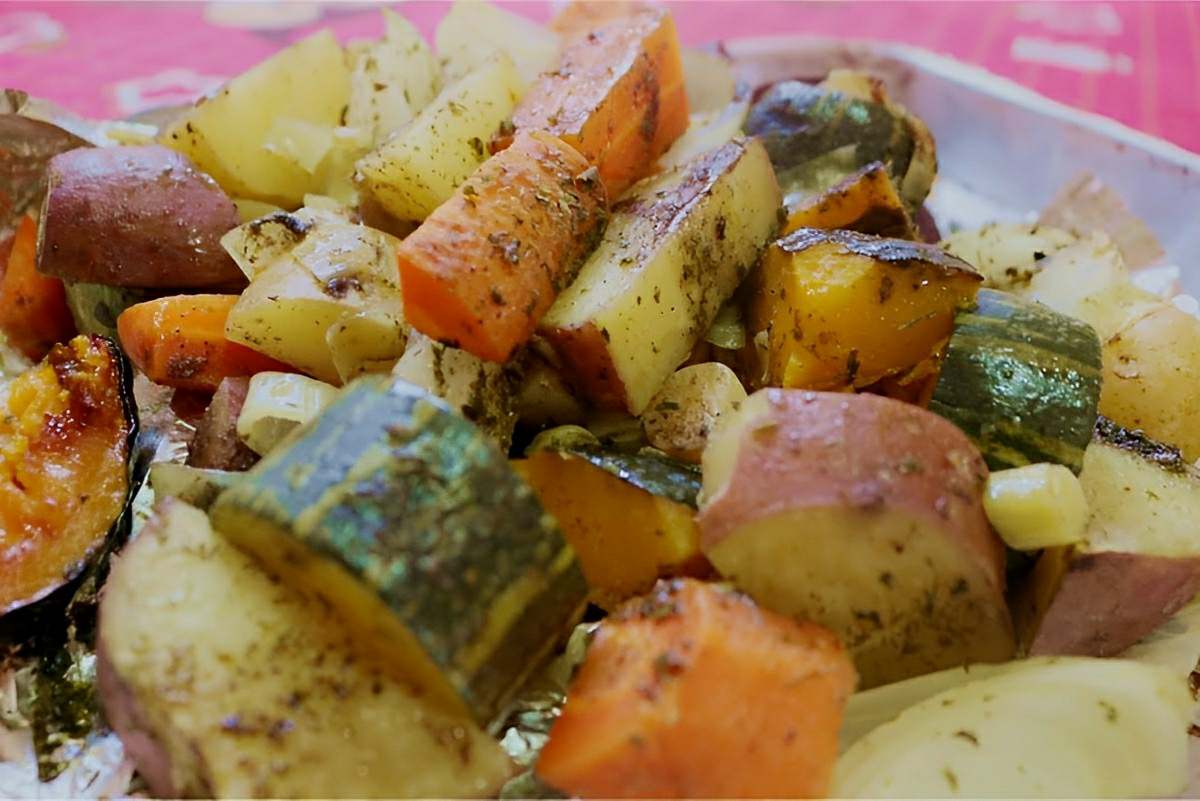 Legumes ao forno simples e prático: basta misturar todos os ingredientes e levar pra assar