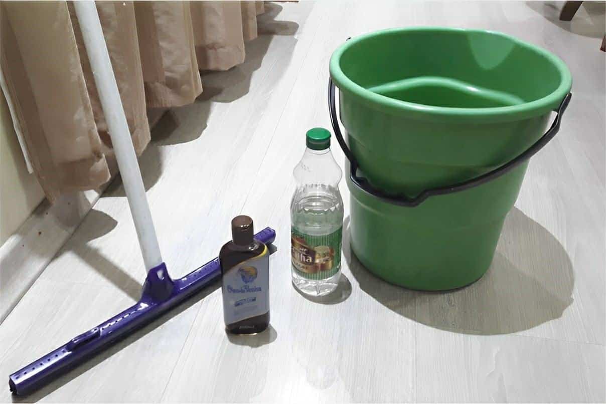Limpa pisos caseiro que remove o encardido do piso sem fazer esforço