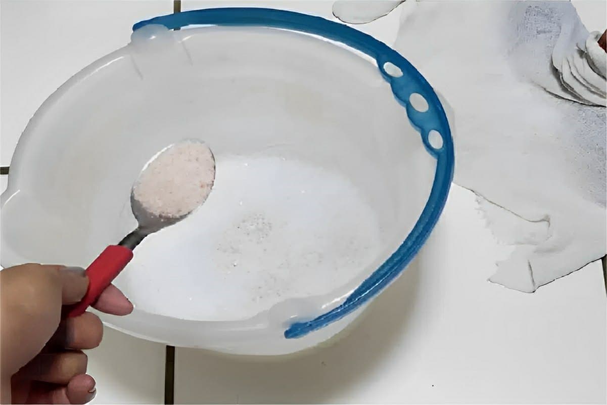 A melhor receita para limpar piso velho feita com apenas 2 ingredientes simples que você tem em casa