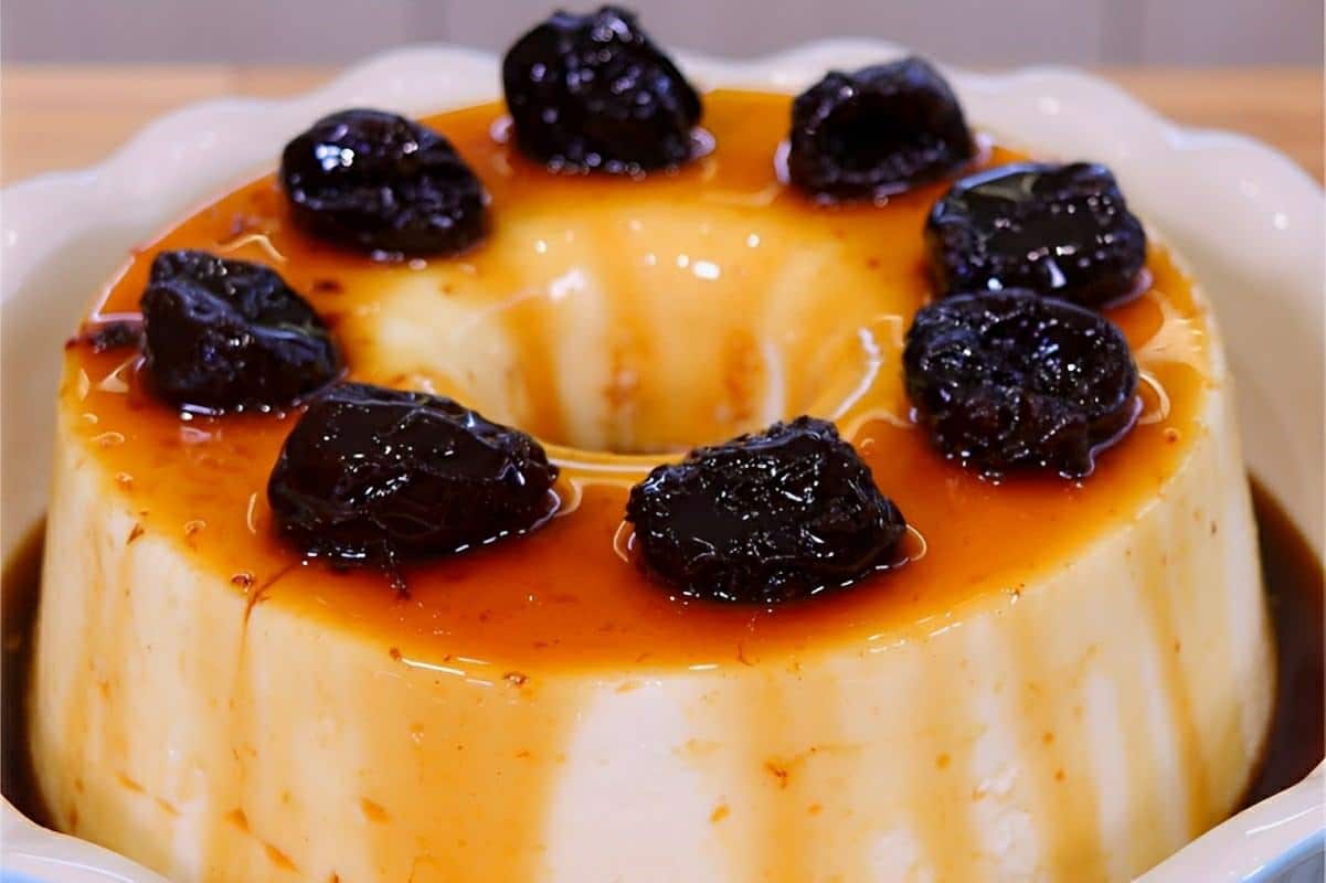Manjar de coco com calda de ameixa: delicioso e perfeito para a sobremesa