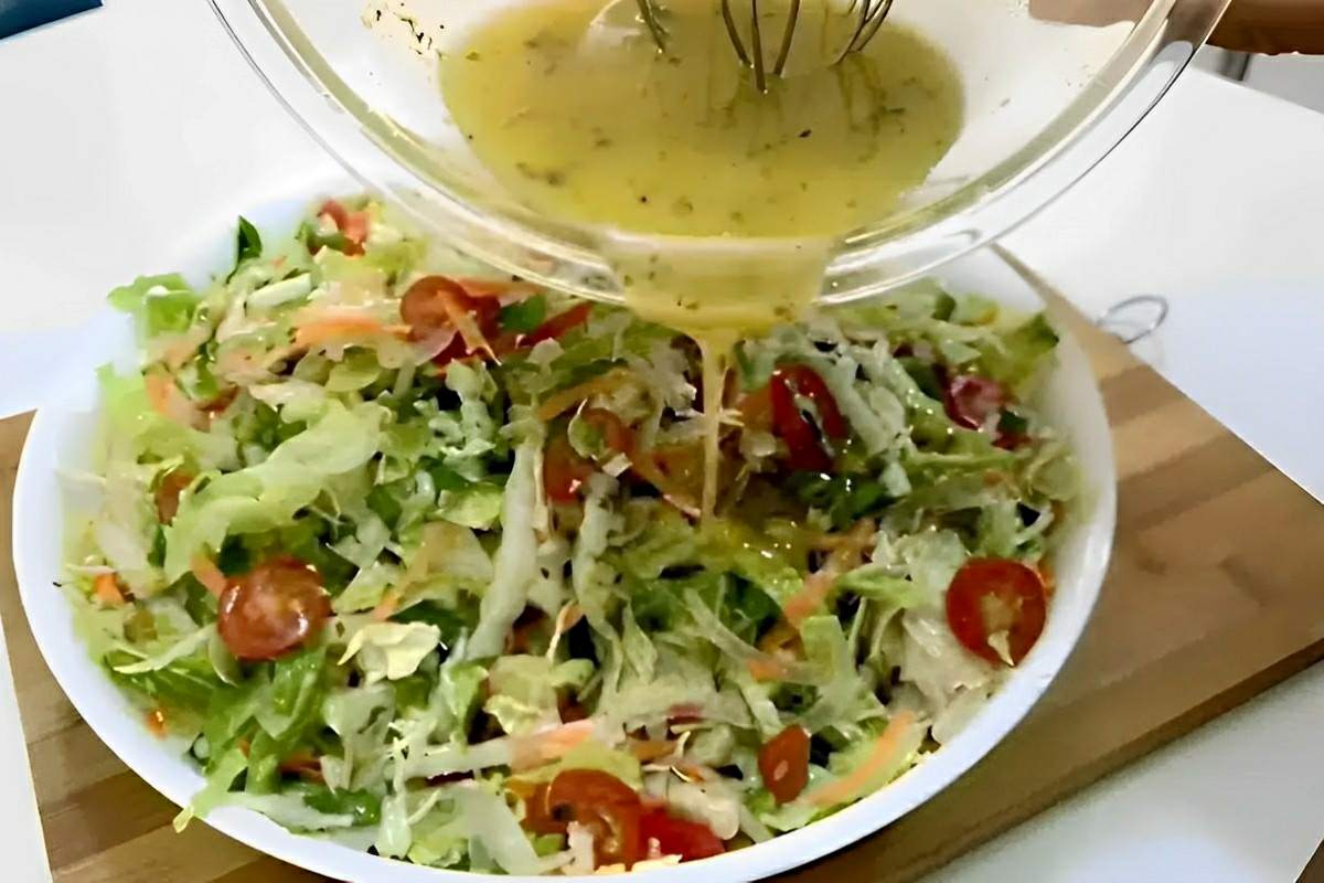 Salada simples e deliciosa para servir como entrada do almoço ou jantar
