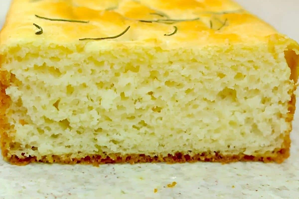 Pão caseiro simples e fofinho sem sova é só misturar os ingredientes e levar pra assar