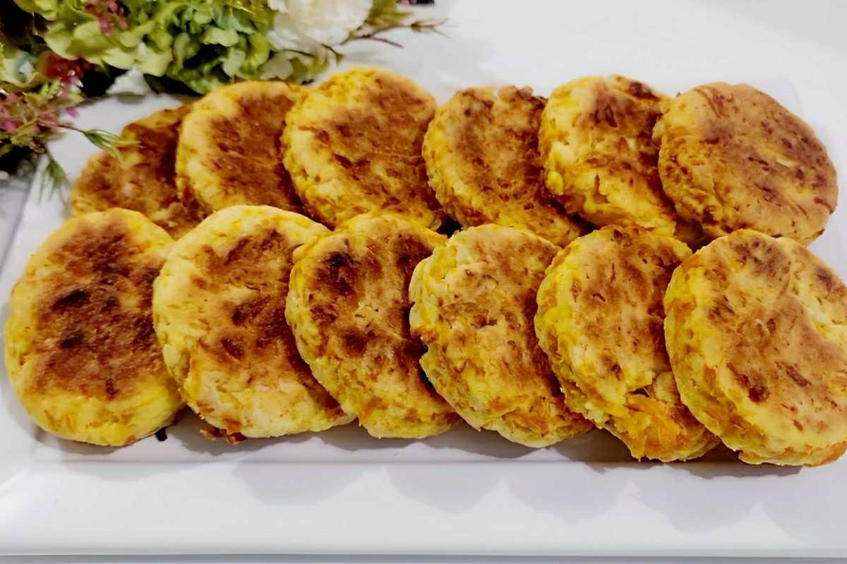 Troquei o pão francês pelo pão de abóbora de frigideira para ter um dia mais saudável e adorei