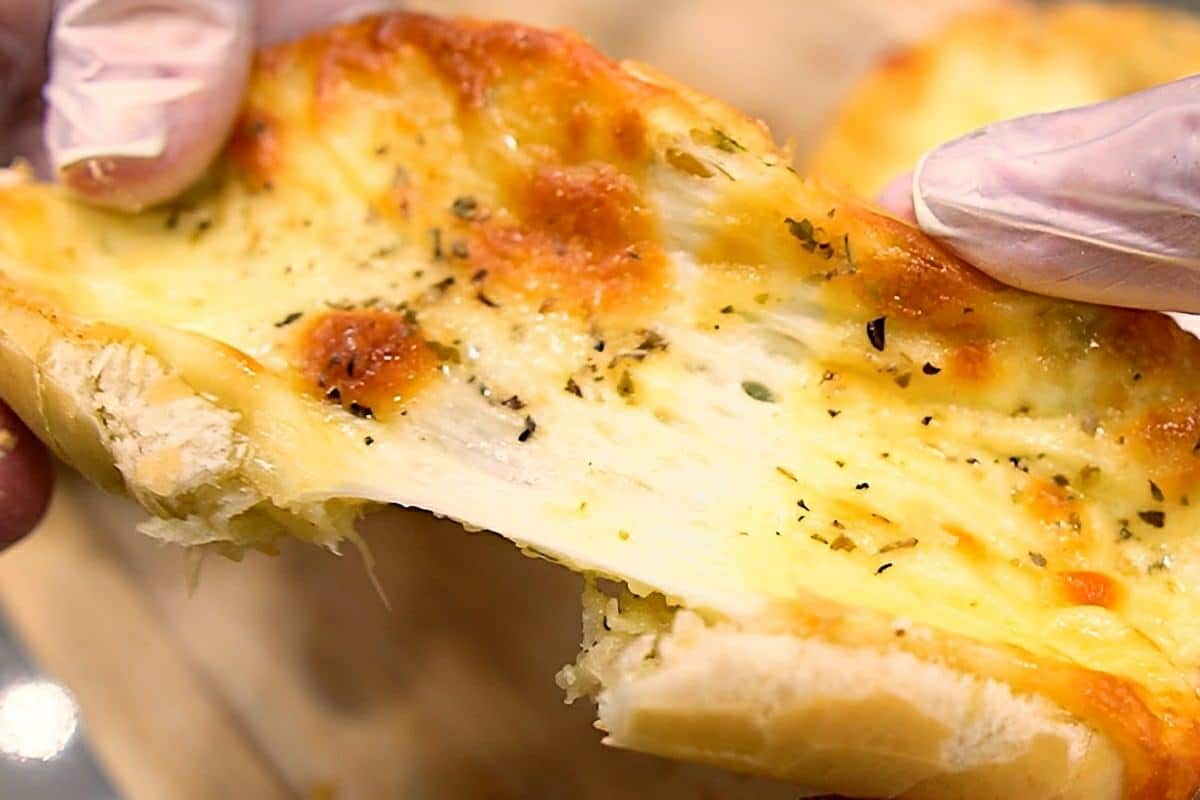 Pão de alho de forno: tão gostoso que você vai querer fazer mesmo quando não tem churrasco