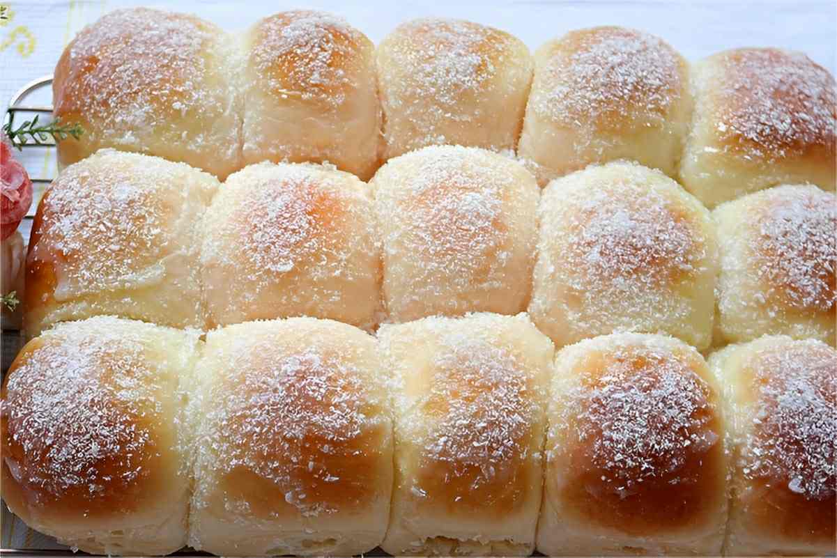 Pão de leite condensado fofinho e delicioso com cobertura de coco ralado