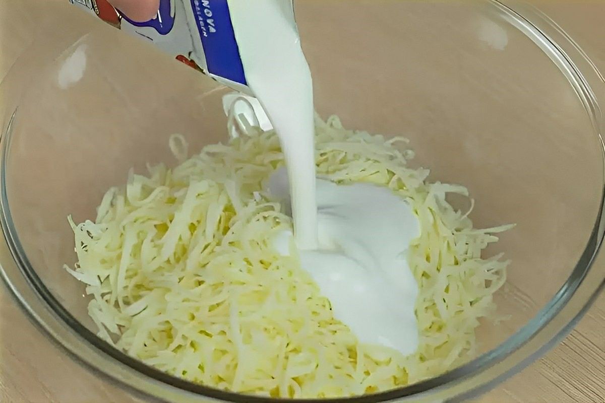 Juntei queijo e creme de leite e fiz um pão de queijo rápido e delicioso para o lanche