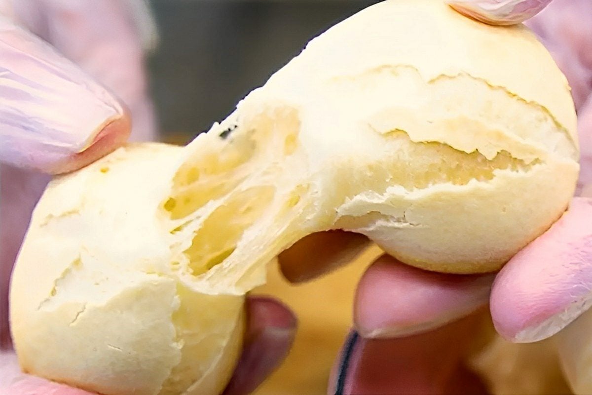 Misturei 2 ingredientes e fiz um pão de queijo sem ovos que ficou incrível