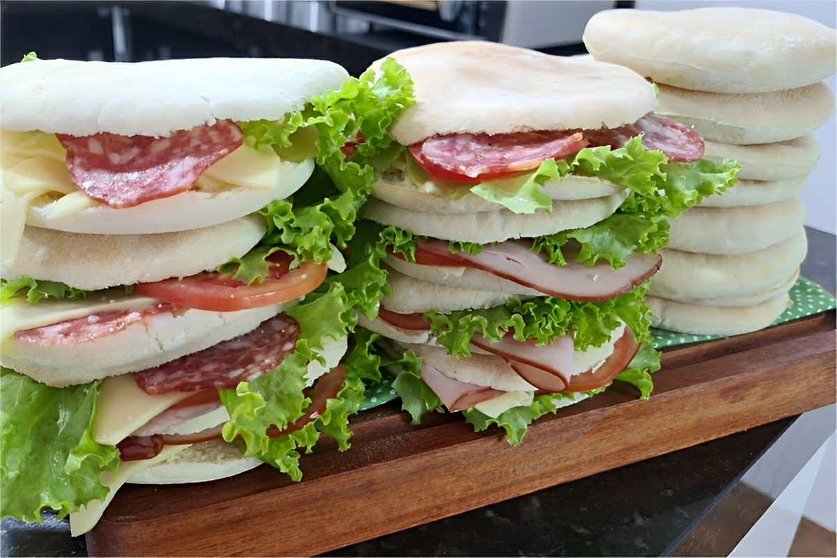 Pão sírio para sanduíche natural feito com ingredientes simples que você tem em casa