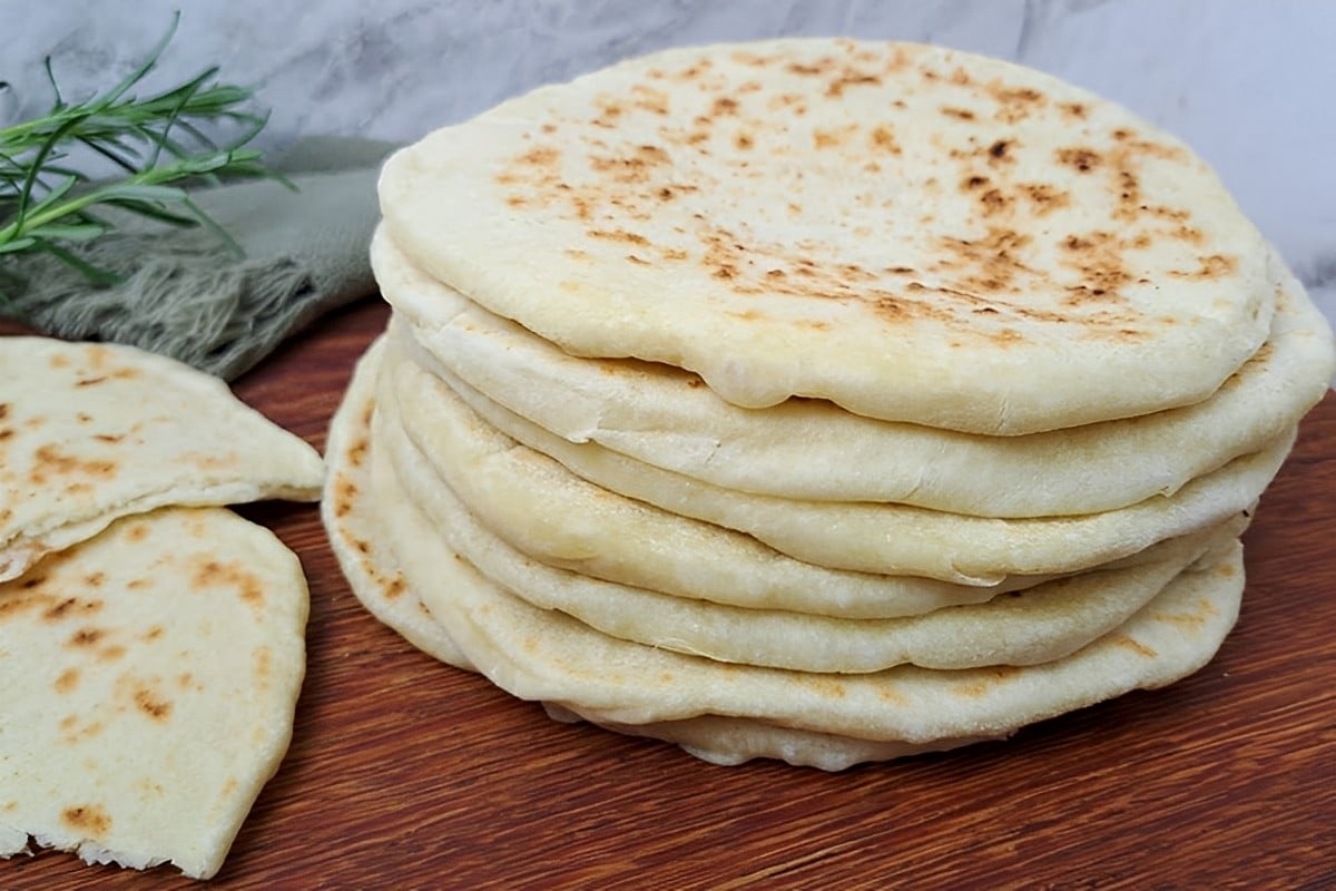 Pão sírio caseiro delicioso e perfeito para fazer lanches e beirutes