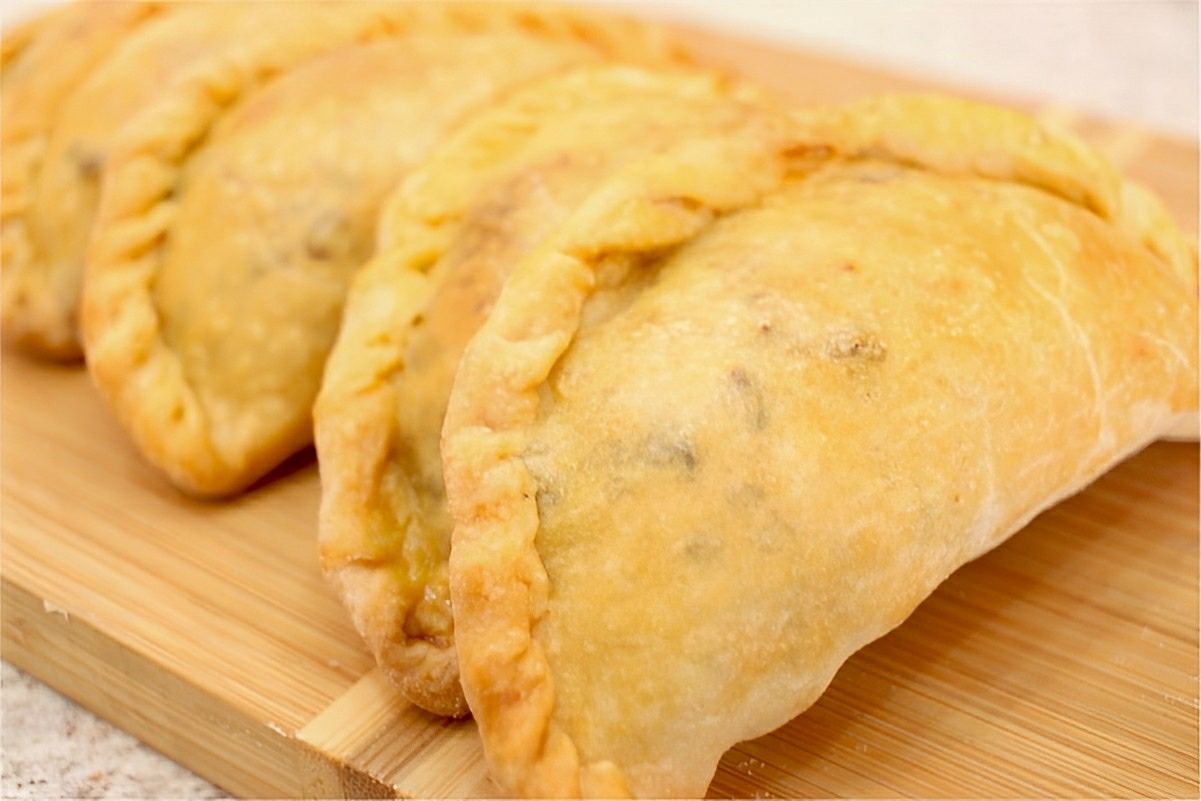 Misturei maionese com farinha de trigo e fiz um delicioso pastel de forno para o lanche