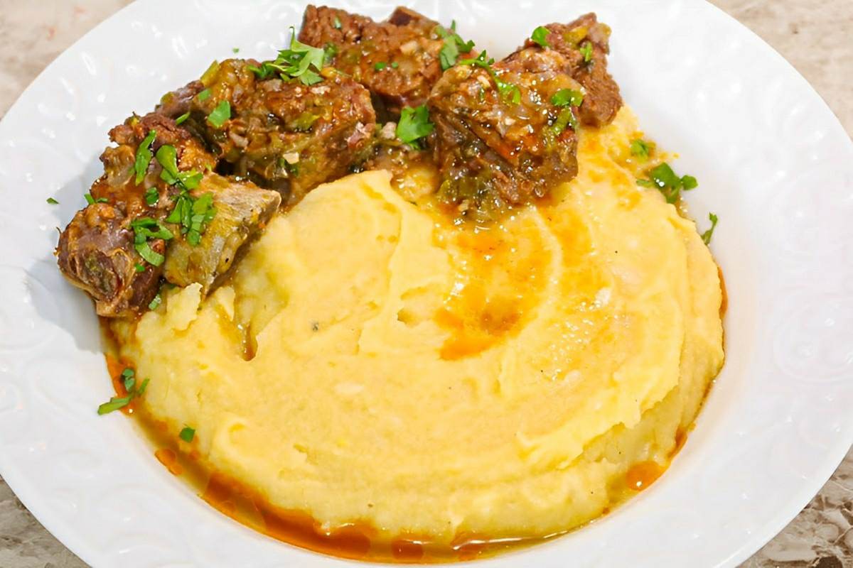 Polenta com carne suculenta e saborosa para a refeição de toda a família