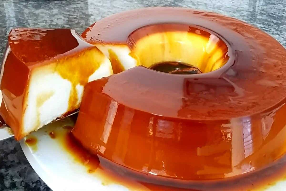 Pudim de leite condensado com creme de leite fácil de fazer e delicioso