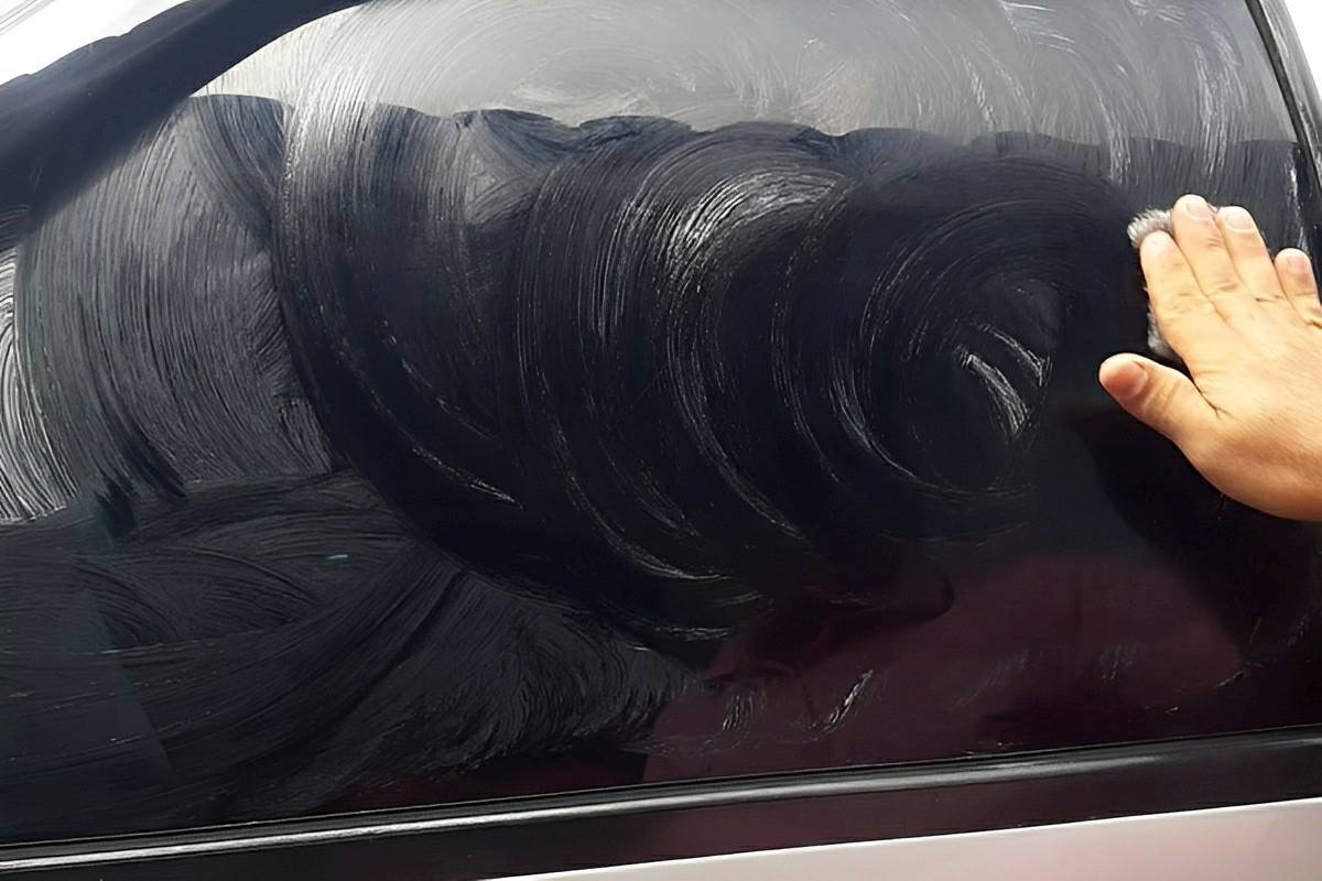 Foi dessa maneira que consegui remover riscos do vidro do carro