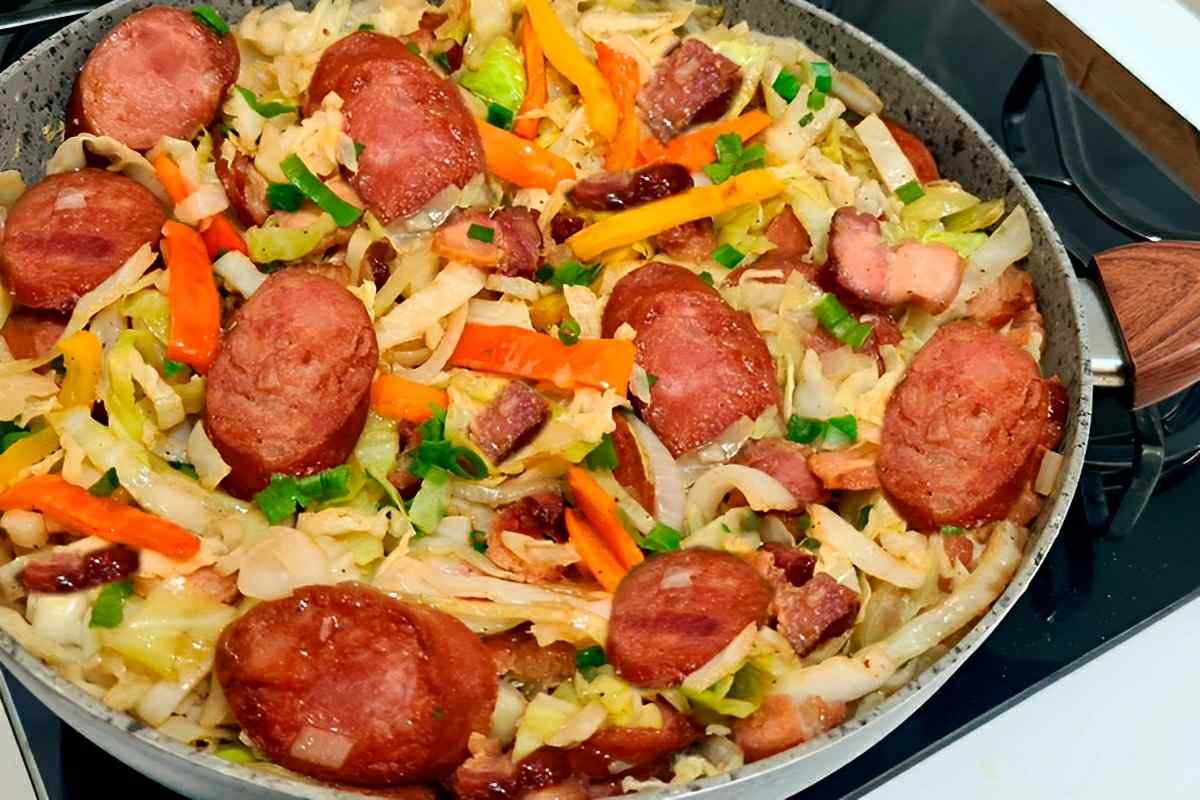 Repolho refogado com bacon e linguiça igual vovó fazia uma delícia