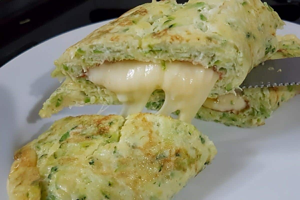 Rocambole de abobrinha levinho e delicioso feito com apenas 3 ingredientes