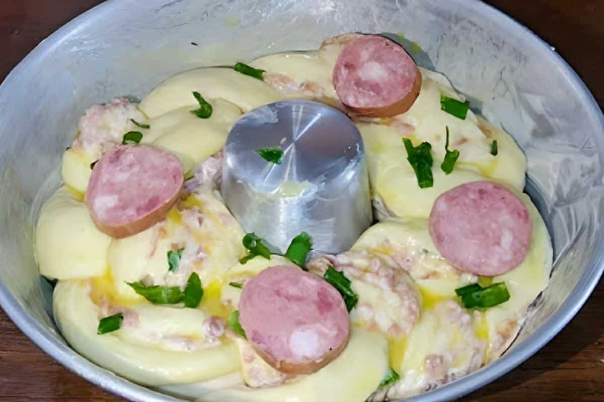Rosca salgada recheada ou pão recheado delicioso e perfeito para o lanche