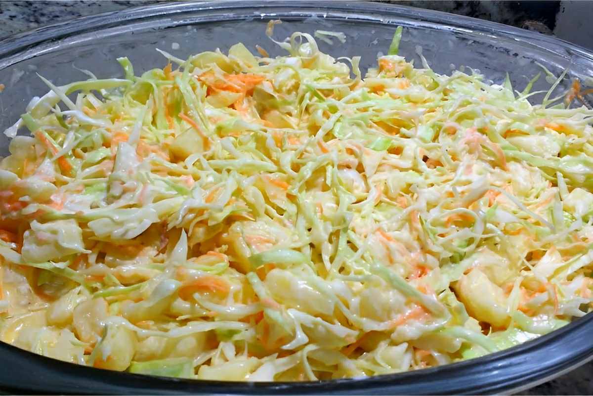Salada de repolho com creme de leite leve deliciosa e perfeita para a entrada do almoço ou jantar
