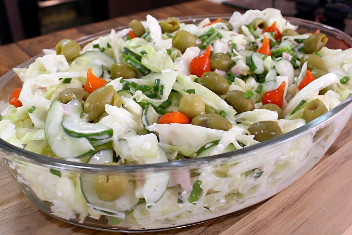 Salada refrescante de repolho com peito de peru perfeita para a entrada do almoço ou jantar