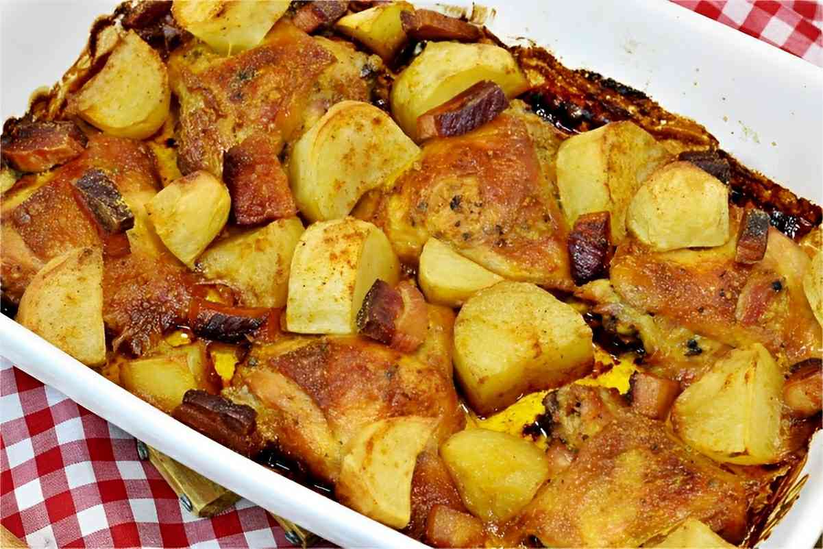 Sobrecoxa assada com batatas e bacon muito diferente saborosa e fácil de fazer